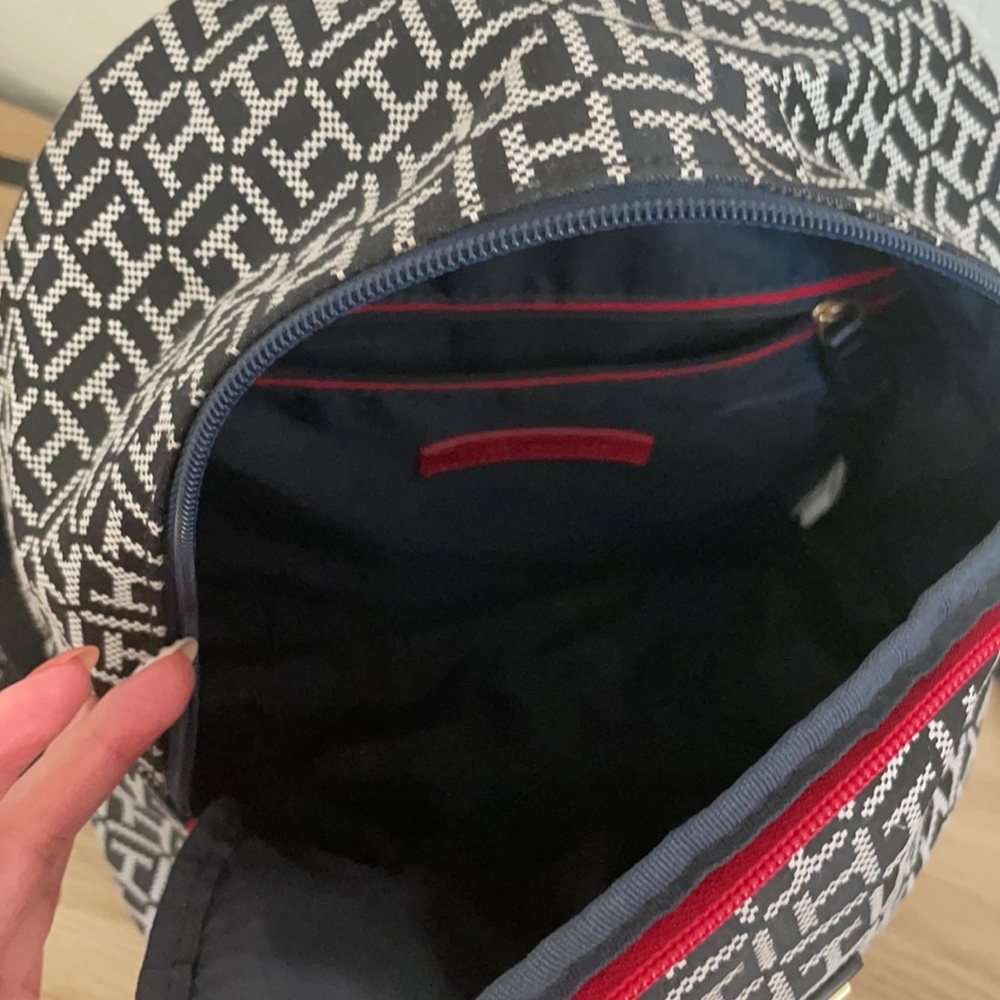 Tommy Hilfiger small backpack - Picture 3 of 4